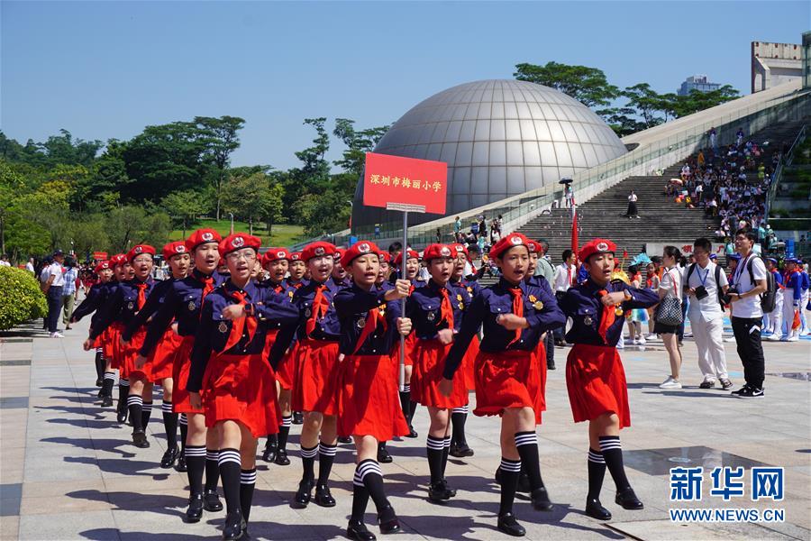 （图文互动）（2）同心同根 深港青少年同升国旗