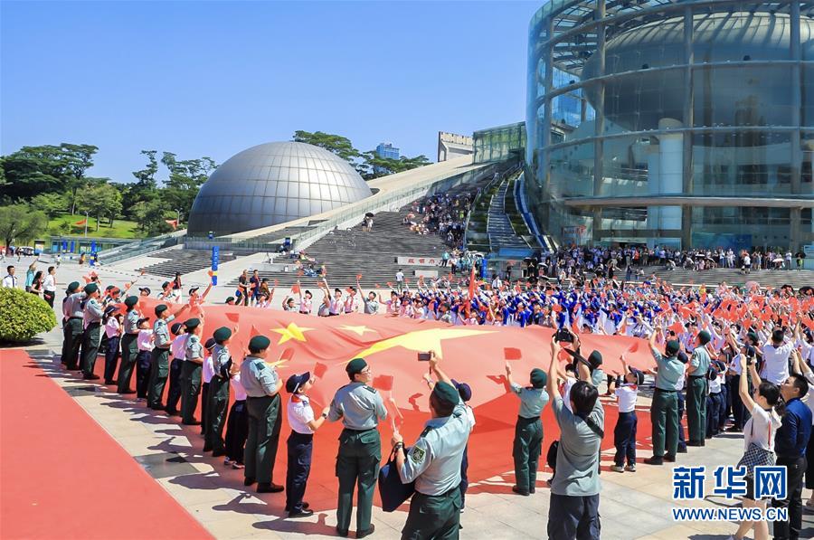 （图文互动）（4）同心同根 深港青少年同升国旗